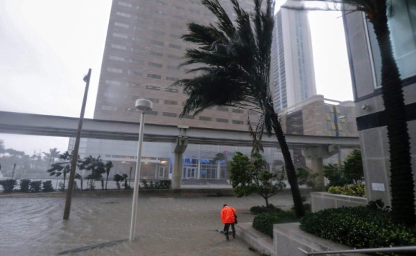 Huracán Irma degradado a categoría 2, pero con 'vientos peligrosos'