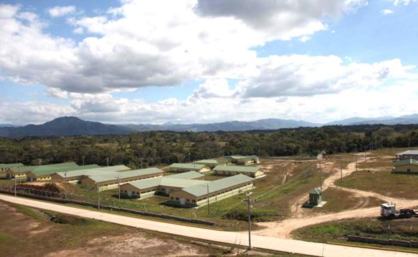 Se entregan un abogado, su esposa e hijo, vinculados con Los Cachiros
