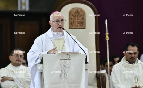 Sampedranos participan de la misa crismal en la catedral  