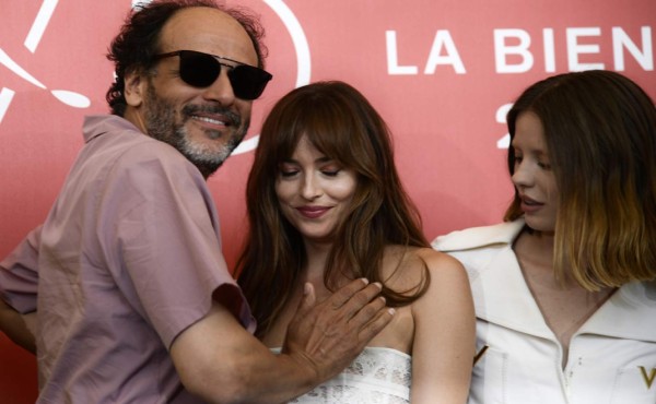 El vestido de Dakota Johnson le juega mala pasada y un director metió mano