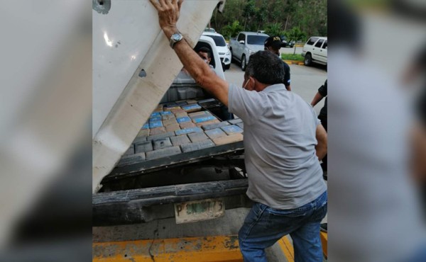 Seguirán presos tres hombres que llevaban oculta supuesta droga en Santa Bárbara