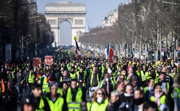 Gobierno francés propone recortes fiscales para atajar crisis de los 'chalecos amarillos'