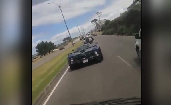 Chocan un Pagani Zonda de millón y medio de dólares por grabarlo con celular