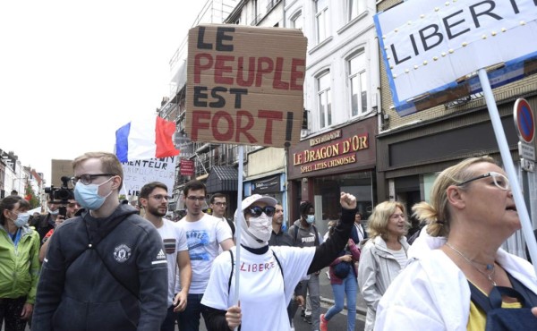 Marchas en Francia por cuarta semana seguida contra medidas anticovid-19