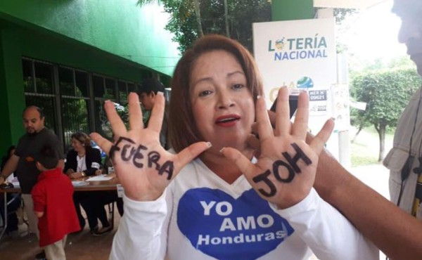 Impiden votar a aspirante a diputada Eva Fernández por mensaje en sus manos