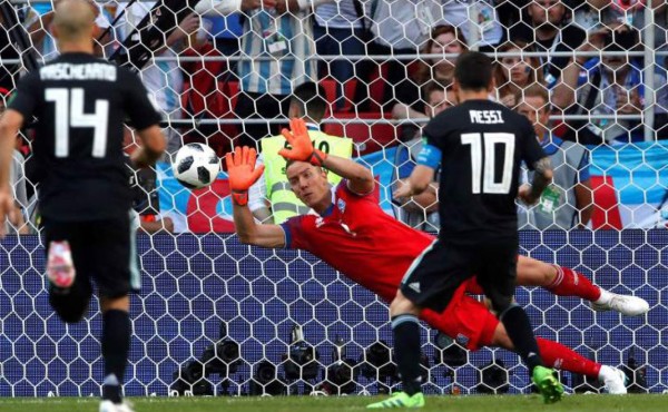 Portero islandés que le detuvo penal a Messi tiene nuevo equipo