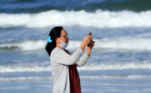 Florida, con cifras ascendentes de coronavirus, reabre las playas