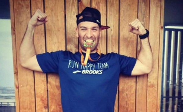 Video viral: hombre corre maratón de 42 kilómetros en el balcón de su casa durante cuarentena