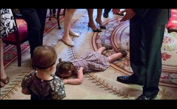 Rabieta de una niña frente a Obama se viraliza en la red