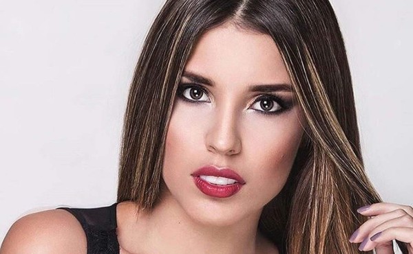 Modelo colombiana sufre bochorno al perder parte de su vestuario en la pasarela