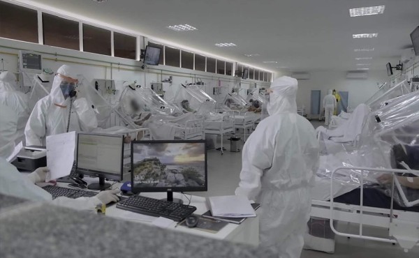 Dos ministros sudafricanos hospitalizados tras contraer COVID-19