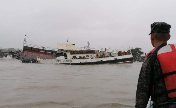 Encalla otro bote carguero en el muelle de cabotaje en La Ceiba