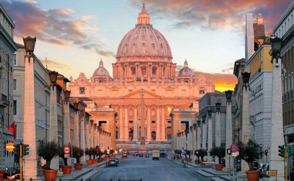 El Vaticano recibe con 'tristeza' el 'terrible' incendio de Notre Dame