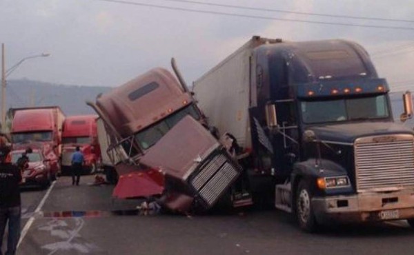 Colisión entre cuatro rastras deja un muerto en Amarateca