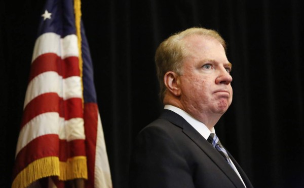 Dimite alcalde en USA tras ser acusado de abusos sexuales