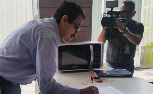 Dictan arresto domiciliario al exsecretario de Educación Ventura