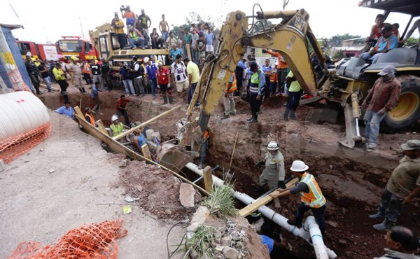Rescatan sin vida a dos obreros soterrados en Tegucigalpa