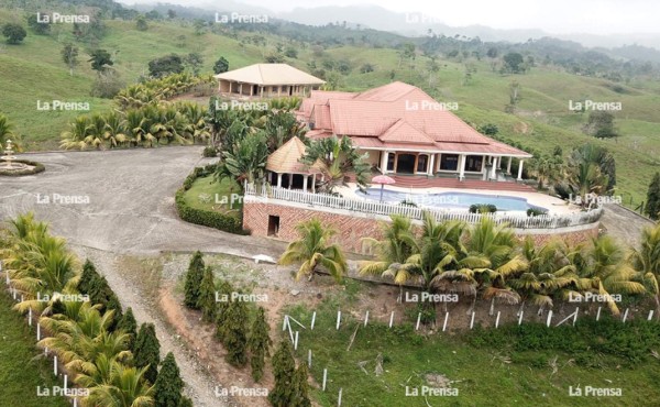 Sin puertas dejó exalcalde su mansión en El Paraíso