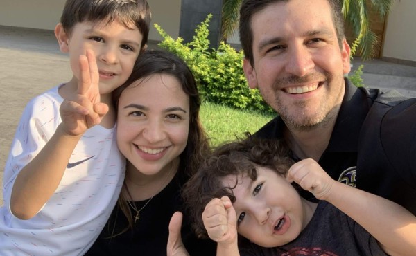 Niños en casa, papás en acción