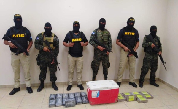 Decomisan 15 kilos de cocaína de narcoavioneta en Colón