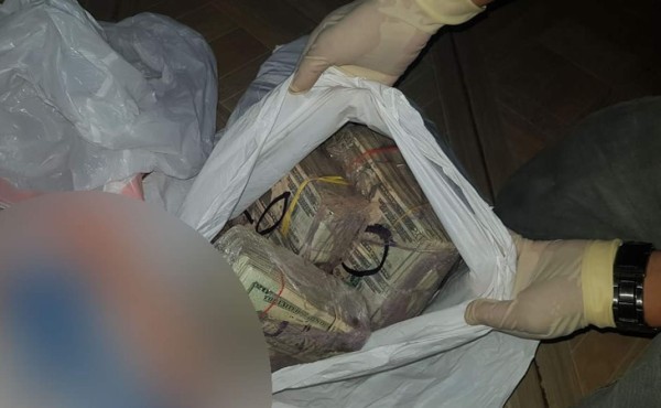 Detienen a cuatro personas con 180 mil dólares en La Ceiba