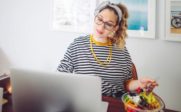 Trabajo en casa: 8 hábitos para comer saludable