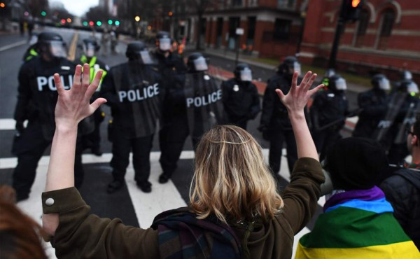 Violencia y descontento en protestas contra Trump en Washington