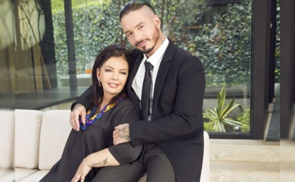 J Balvin le organiza una fiesta de quinceañera a su madre