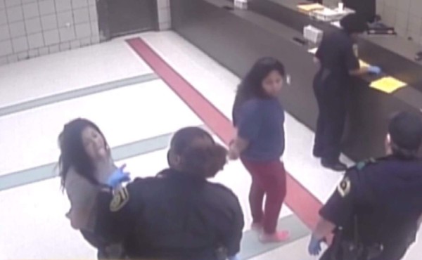 Filtran video de 'Lady Frijoles” llegando a la cárcel en Dallas, Texas