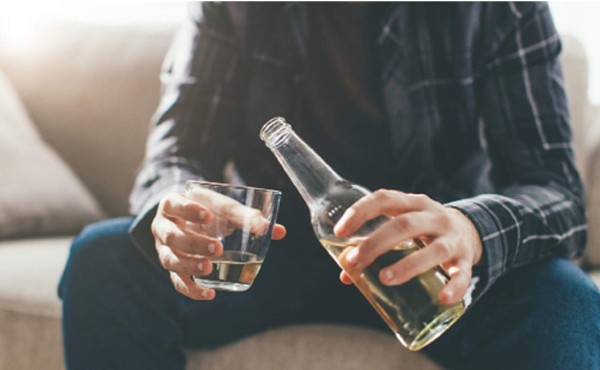 Preocupado por su adicción a la bebida