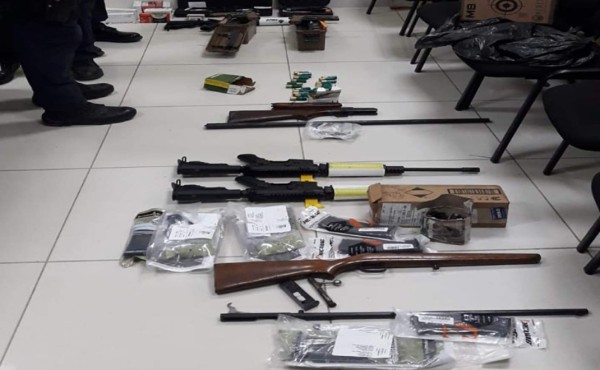 Decomisan armas que venían dentro de un contenedor en Islas de la Bahía