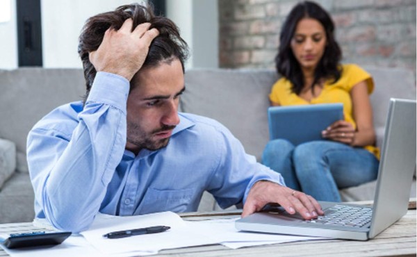 Estando borracho le fue infiel a su novia