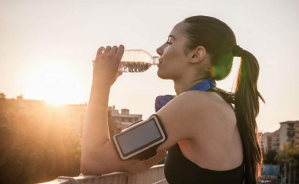 El agua alcalina, una tendencia en el mundo fit, mira sus beneficios