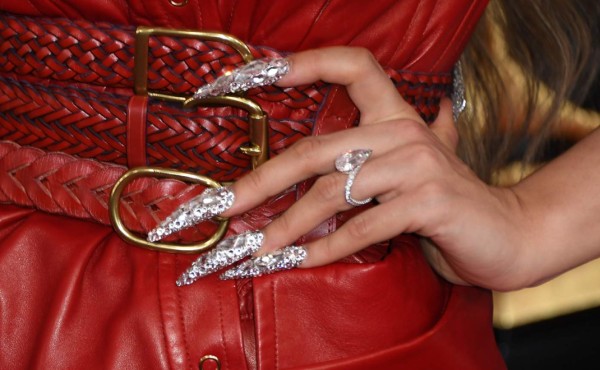 Uñas 'Stilettos” y muchas gemas, lo último en 'manicure'