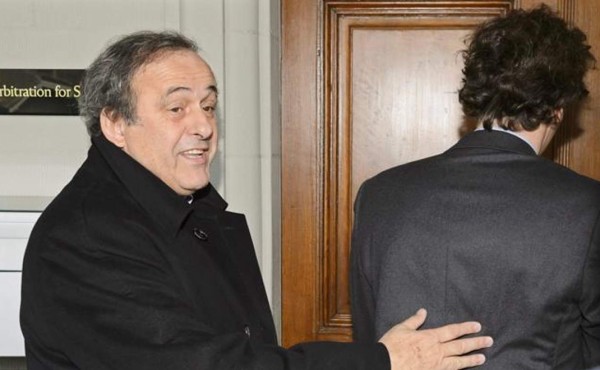 Platini, defendido por su abogado ante tribunal de la FIFA