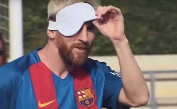 Messi hace goles hasta con los ojos tapados