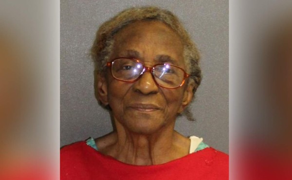 Arrestan a abuela de 95 años por pegarle con chancleta a su nieta de 46