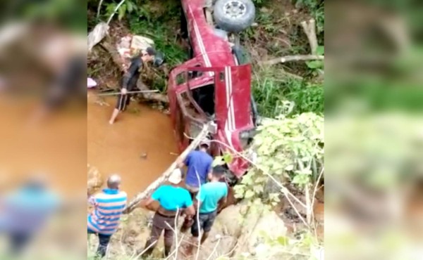 A cuatro sube número de muertos en volcamiento