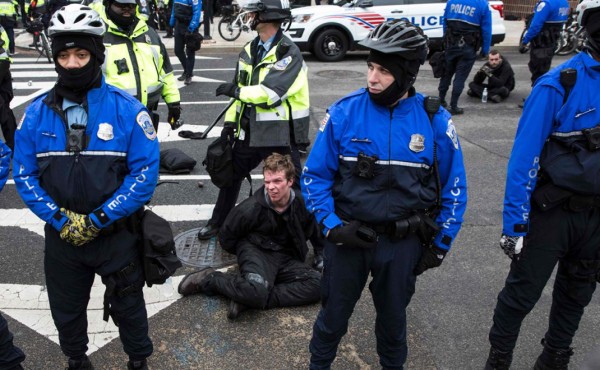 Violencia y descontento en protestas contra Trump en Washington