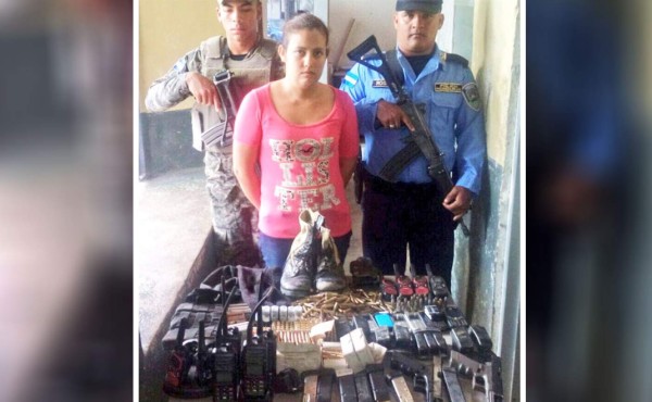 En posesión de armas y cédulas capturan a mujer en Colón