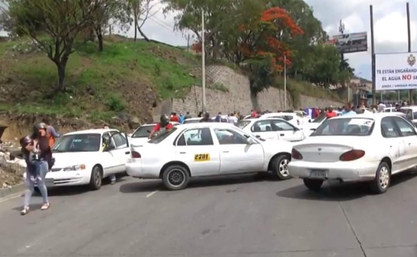 Taxistas de Honduras vuelven a las calles reclamando un bono en efectivo