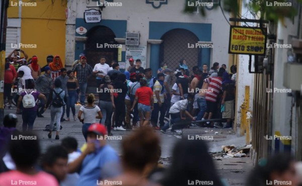 Turba intenta saquear tienda en el centro capitalino; capturan a dos personas
