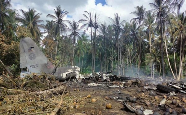 Al menos 29 muertos al estrellarse un avión militar en Filipinas