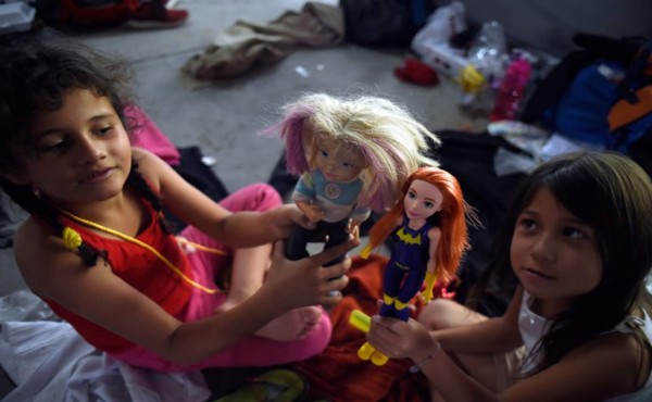 Niños migrantes sobreviven al éxodo centroamericano con juguetes