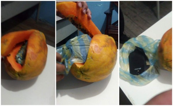 Mujer intenta ingresar teléfono celular dentro de una papaya