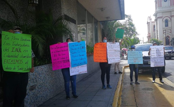 Empleados del INA protestan y denuncian falta de pago de sus salarios