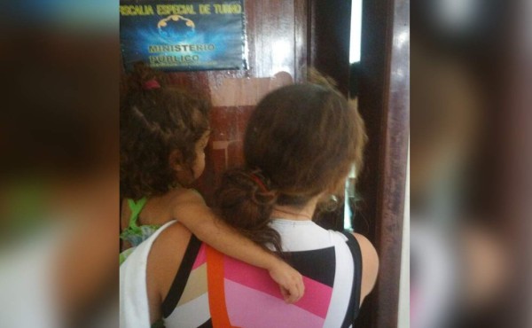 Detienen a padres que denunciaban desaparición de sus hijas