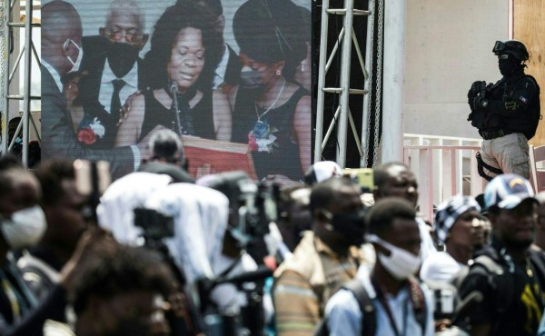 Caos, gases lacrimógenos y disparos en el funeral de Jovenel Moise, presidente de Haití