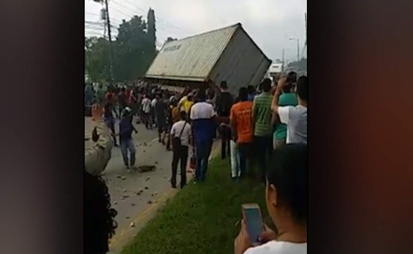 VIDEO: Manifestantes vuelcan contenedor durante protesta en Choloma