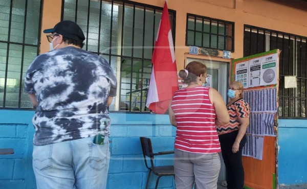 Los votantes han tenido que llevar sus propios implementos de bioseguridad.